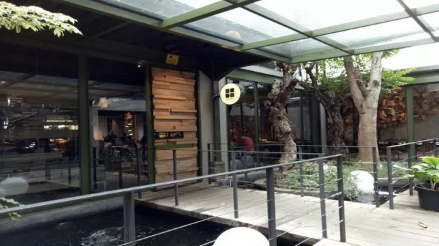 Kayu-kayu Restoran, Instagramable Banget - GenPI.co