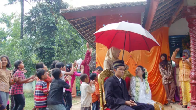 Tradisi Saweran Pernikahan Adat Sunda - GenPI.co