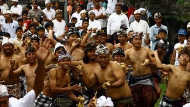 Begini Tradisi Mencabik Mayat di Bali - GenPI.co
