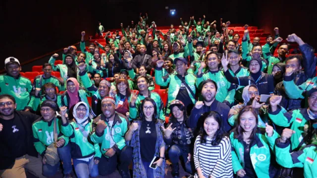 Ratusan Ojek Online Nobar Film Keluarga Cemara, Lihat deh Antusiasnya.. - GenPI.co