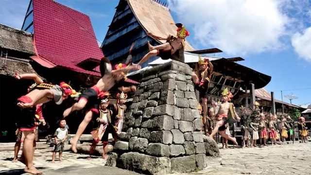 Atraksi Lompat Batu Kolosal di Pulau Nias - GenPI.co