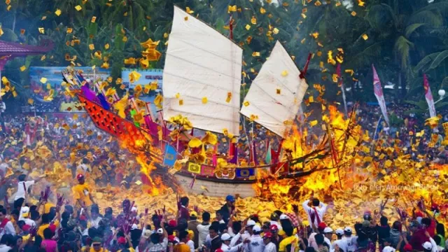 Festival Bakar Tongkang, Penghormatan dan Lestarikan Budaya Masyarakat Tionghoa - GenPI.co