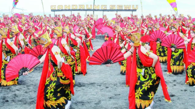Festival Gandrung Sewu : Perpaduan Seni Tari Kolosal dengan Gamelang Osing - GenPI.co