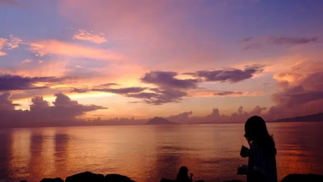 Menikmati Sunset dari Bibir Pantai Manado - GenPI.co