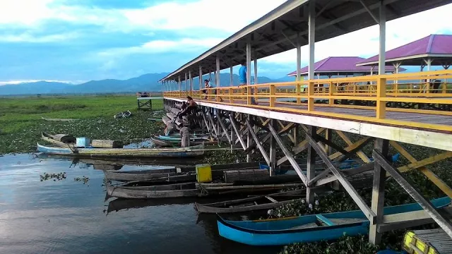 Senja di Tambatan Perahu Hutadaa yang Memesona - GenPI.co