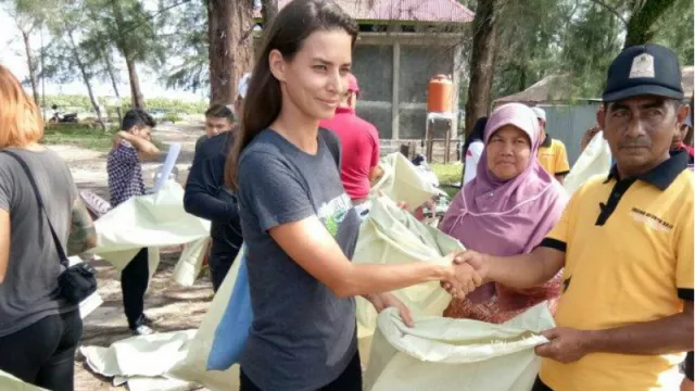 Salut, Warga Ceko Ikut Bersihkan Pantai di Aceh Singkil - GenPI.co