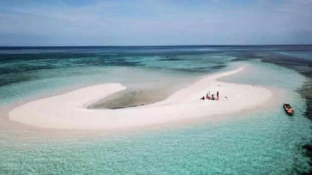 Indahnya Pulau Meko, Pasir Timbul di Tengah Lautan Flores Timur - GenPI.co
