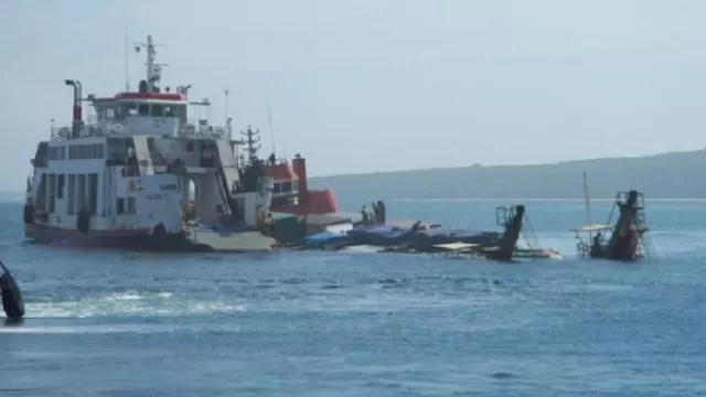 Akibat Cuaca Buruk Kapal Tabrak Karang di Kepulauan Seribu - GenPI.co