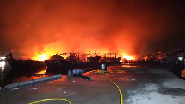 Api Padam, 30 Kapal Ikan Hangus Terbakar di Muara Baru - GenPI.co
