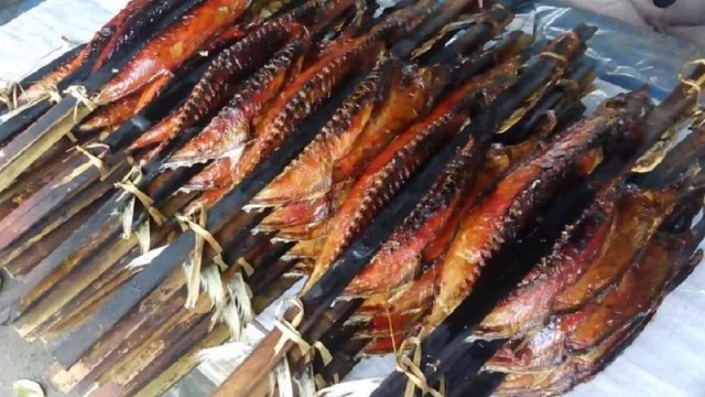 Jalan-jalan ke Ambon, Cicipi Ikan Komu Asar - GenPI.co