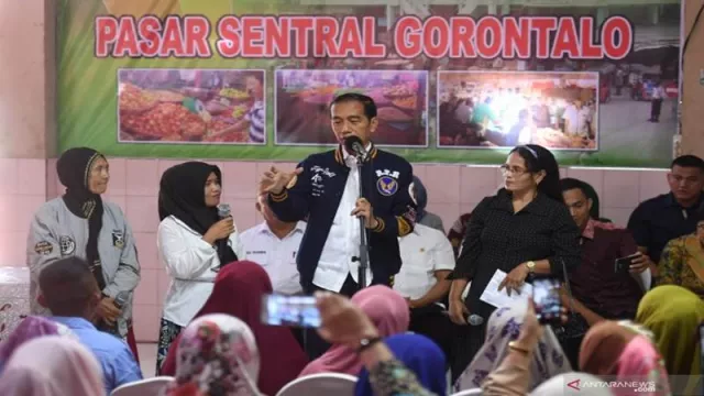 Datangi Pasar Sentral Kendari, Jokowi Belanja Baju & Peci Buat Cucu - GenPI.co