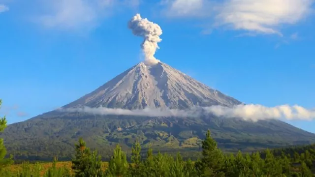Hujan Abu Tipis Turun Seiring Aktivitas Vulkanik Gunung Merapi - GenPI.co