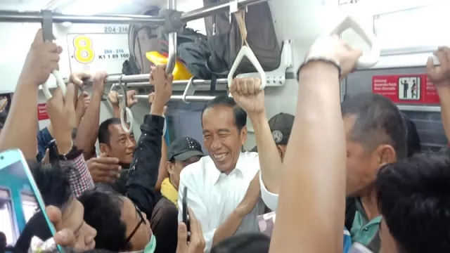 Begini Momen Presiden Jokowi Naik KRL ke Bogor - GenPI.co