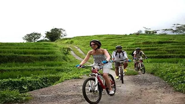 Ikutin Julia Roberts, Kapan Lagi Gowes Sepeda di Bali - GenPI.co