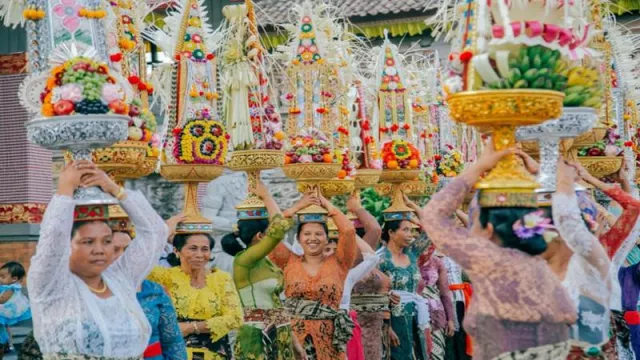 Mapped Tradisi Bawa Sajen Khas Bali - GenPI.co