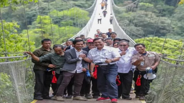 Jembatan Gantung Sukabumi Diresmikan, Pemerintah Siap Bangun Infrastruktur Pendukung - GenPI.co