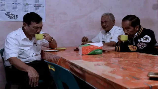 Beralaskan Taplak Meja Plastik, Jokowi Ngopi di Kedai Partungkoan - GenPI.co