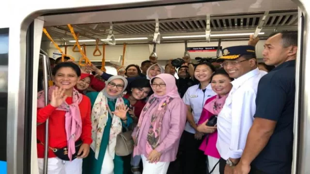 Jajal MRT Jakarta, Iriana Jokowi: Sejuk - GenPI.co