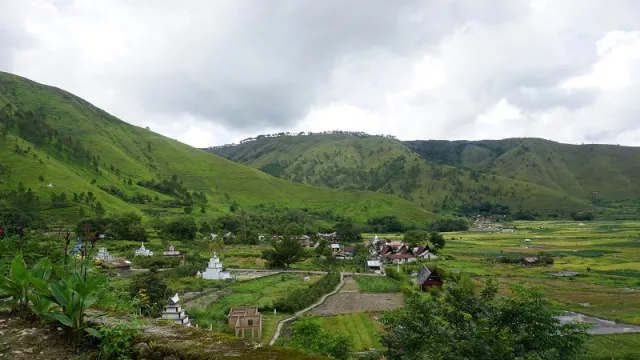 Sehari di Samosir Kamu Bisa Mengunjungi Tempat Ini - GenPI.co