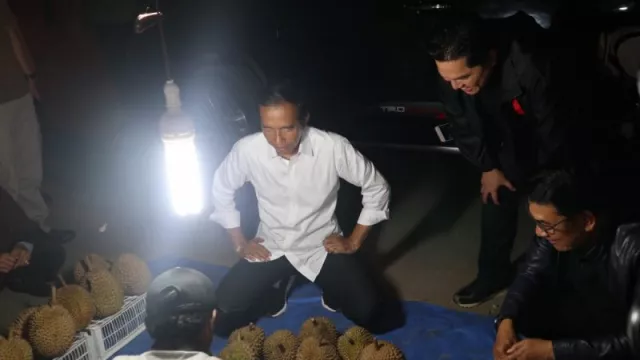Jokowi Borong Durian Dari Pedagang Pinggir Jalan di Dumai - GenPI.co