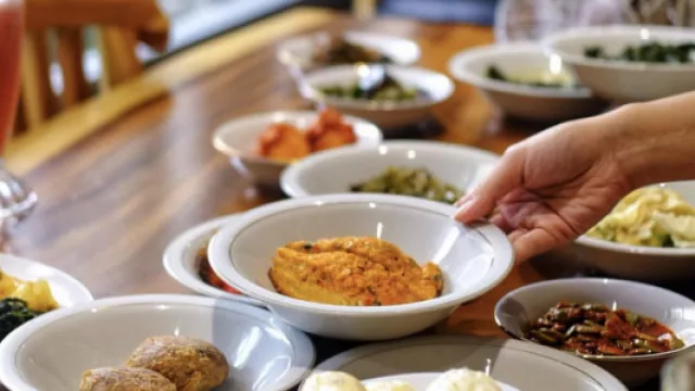 Viral! Rumah Makan Padang Ini Gunakan Konsep 'All You Can Eat' - GenPI.co