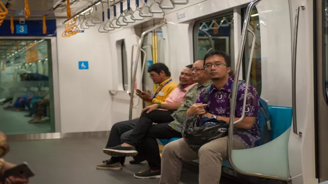 Ngantor, Pekerja Mulai Gunakan MRT Jakarta - GenPI.co