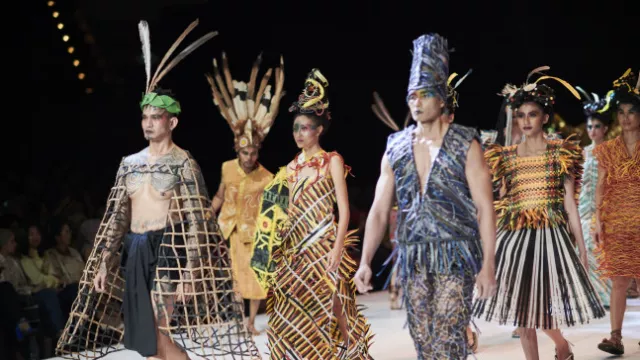 Budaya Borneo Jadi Pembuka Indonesia Fashion Week 2019 - GenPI.co