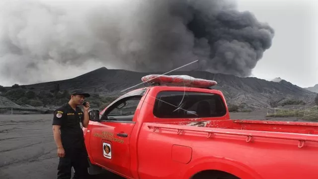 Bromo Diguyur Abu Vulkanik Hingga Tercium Bau Belerang - GenPI.co