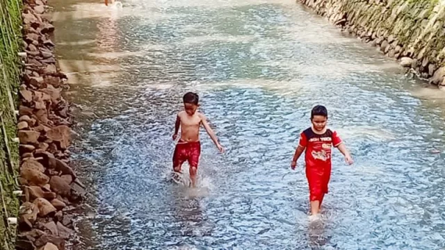 Airnya Kinclong, Yuk Lihat Keceriaan Anak di Kali Baru Barat - GenPI.co