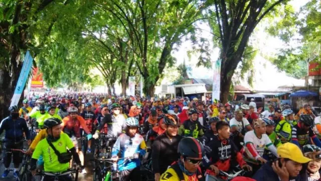 Ribuan Pesepeda Padati Gowes Nusantara 2019 Di Padang - GenPI.co