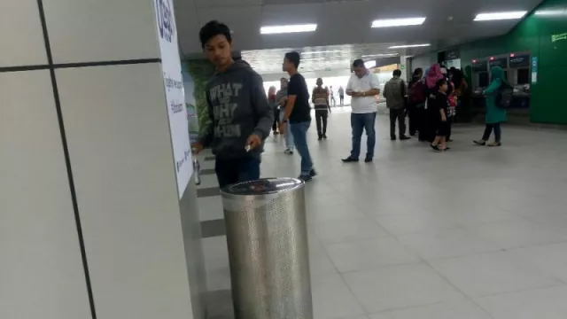 Tahan, Simpan, Dan Pungut Sampah Saat Di Stasiun MRT - GenPI.co