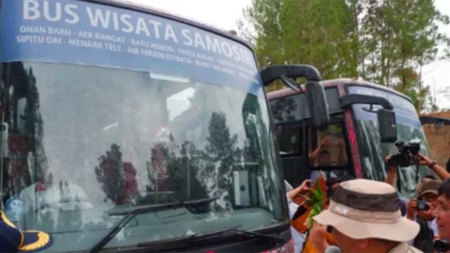 Dua Armada Bus Samosir Siap Antar Pengunjung Keliling Lokasi Wisata - GenPI.co