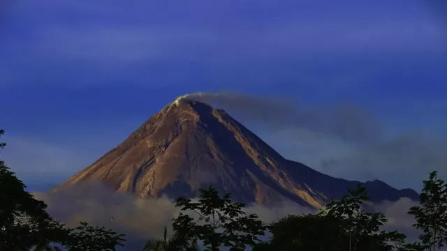 Sabtu, Tiga Kali Merapi Gugurkan Lava Pijar - GenPI.co