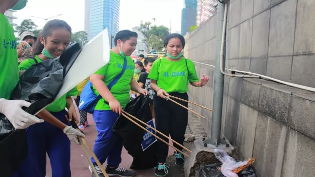 Pelajar Pungut Sampah di Jalanan Jakarta - GenPI.co