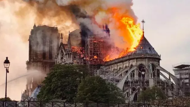 Usulan Trump Soal Padamkan Api Notre Dame Dinilai Bahaya, Kenapa? - GenPI.co