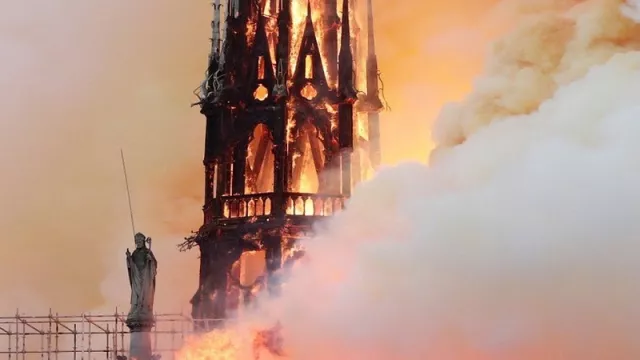 Kebakaran Gereja Katedral Notre Dame Akhirnya Padam - GenPI.co