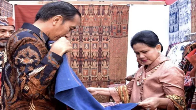 Jokowi Belanja Kain Batik Jambi di Inacraft 2019 - GenPI.co