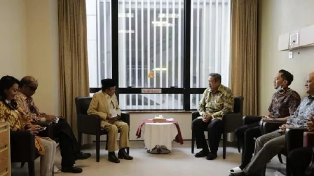 BJ Habibie Besuk Ani Yudhoyono di Singapura - GenPI.co