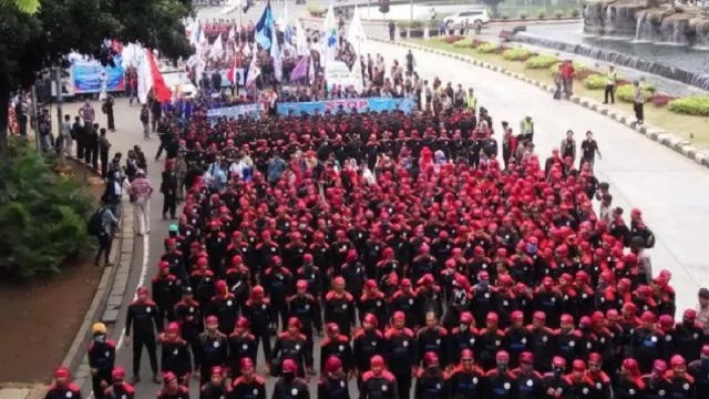 Hari Buruh, Polisi Kawal Ribuan Buruh Bekasi ke Jakarta - GenPI.co