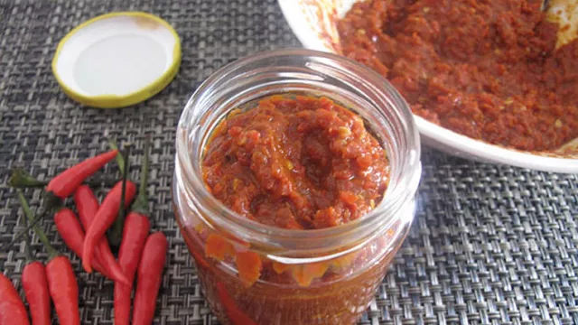 Tips Cara Simpan Sambal Buatan Rumah Agar Tahan Lama - GenPI.co