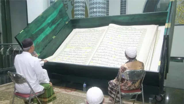 Greget, Masjid Ini Tadarusan Pakai Alquran Raksasa! - GenPI.co