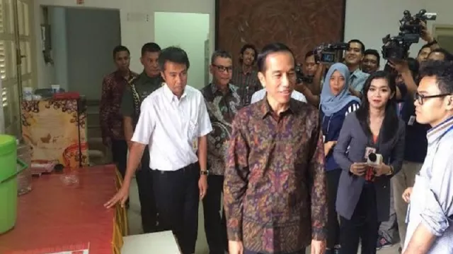 Presiden Jokowi Dengarkan Curhat Wartawan Istana Kepresidenan - GenPI.co