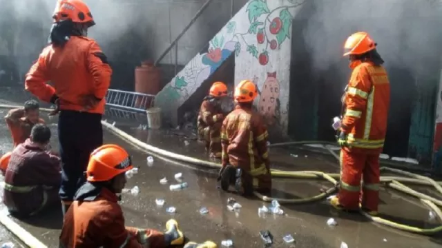 Kebakaran Hebat Melanda Pasar Kosambi, 35 Kios Ludes Terbakar - GenPI.co