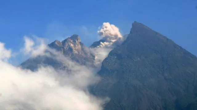Lagi, Gunung Merapi Luncurkan Guguran Lava Sejauh 450 Meter - GenPI.co