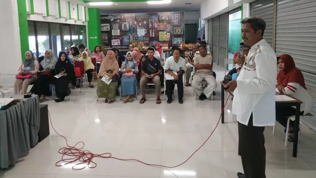 Emak-emak di Pekanbaru Ikuti Sosialisasi Sertifikasi Produk Halal - GenPI.co