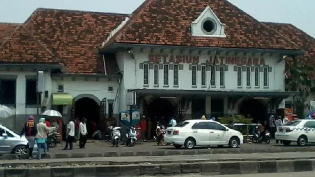 Penumpang KA dari Gambir-Jakarta Dialihkan ke Jatinegara - GenPI.co