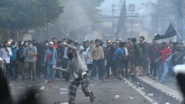 Jika Terjebak di Kerumunan Demo, Lakukan Hal Ini - GenPI.co