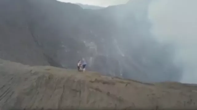 Romantis, Turis Ini Melamar Calon Istrinya di Puncak Gunung Bromo - GenPI.co