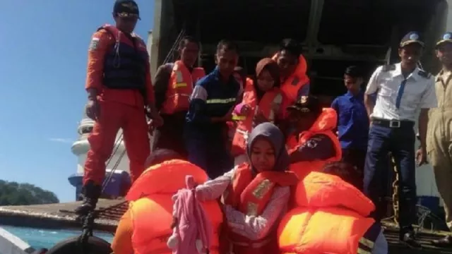 150 Penumpang Dievakuasi, Kapal Penyeberangan Lombok-Bali Kandas - GenPI.co