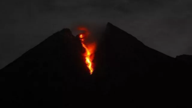 Gunung Merapi Luncurkan Lava Pijar ke Kali Gendol - GenPI.co